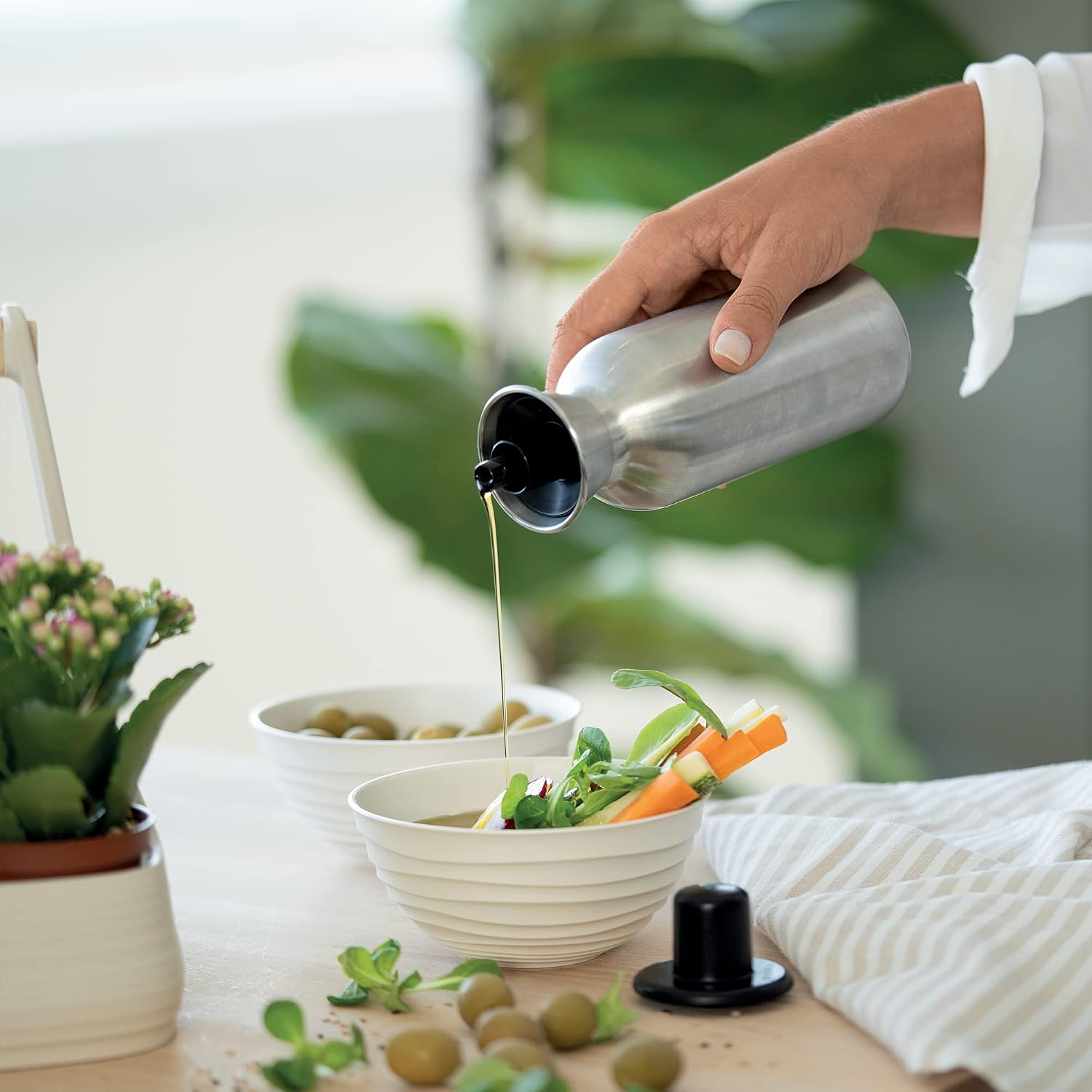 Detalle de Guzzini Kitchen Active Design PERFECT DRESSING STEEL EDITION – Öl-Essig-Set aus Edelstahl, Schwarz, Ø 6,5 x H 22,5 cm, 500 ml