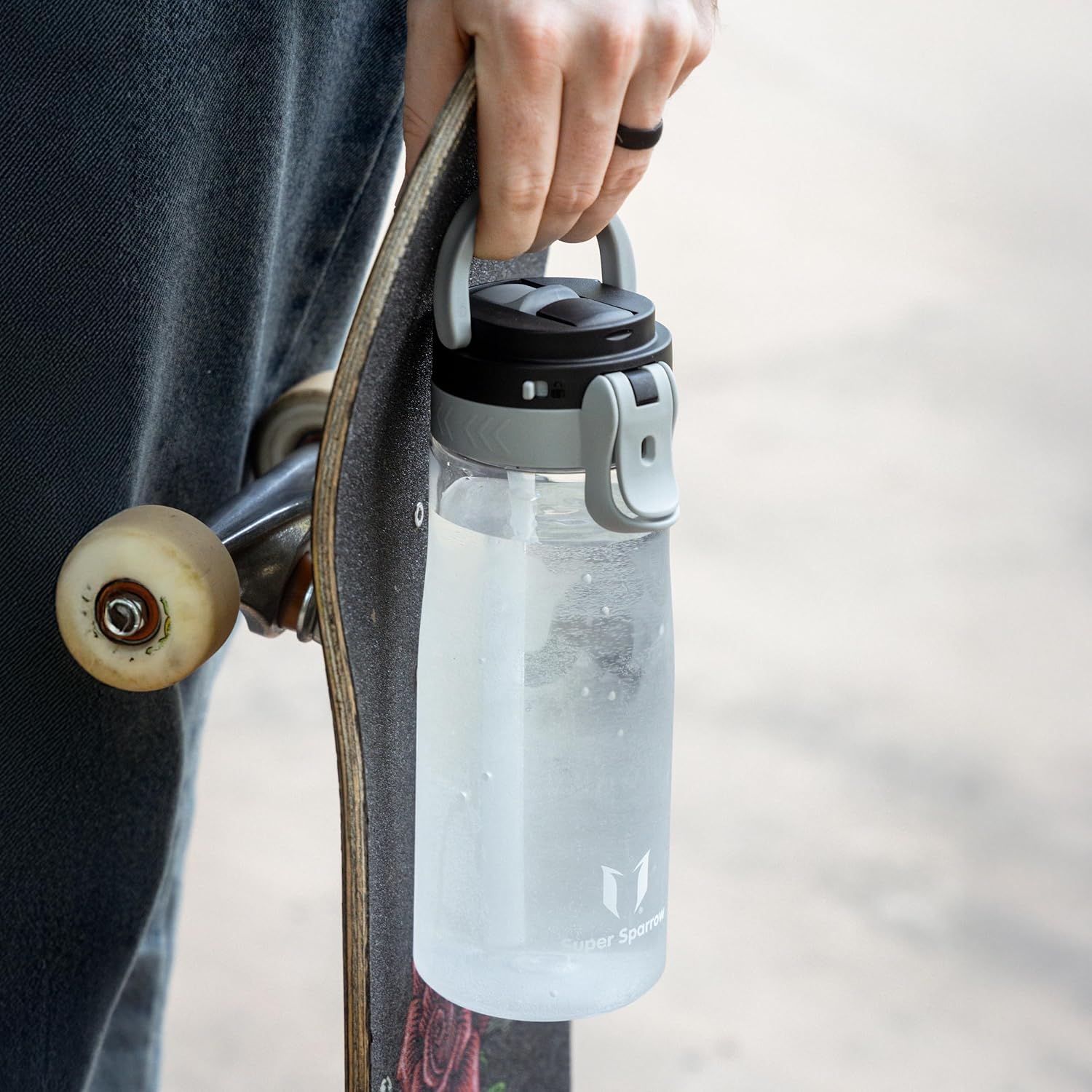 Detalle 2 de Super Sparrow Sparrow Borraccia TouchFlow senza BPA da 500 ml, 750 ml o 1 L con beccuccio a cannuccia