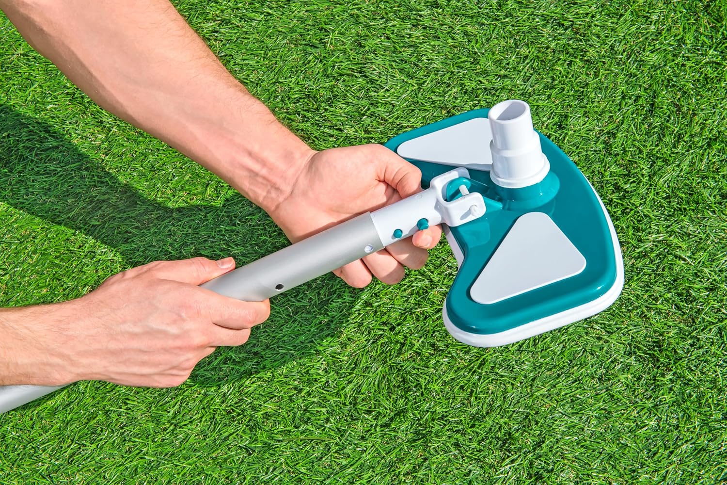 Detalle 2 de Bestway AquaClean limpiafondos manual 28x11x13 cm