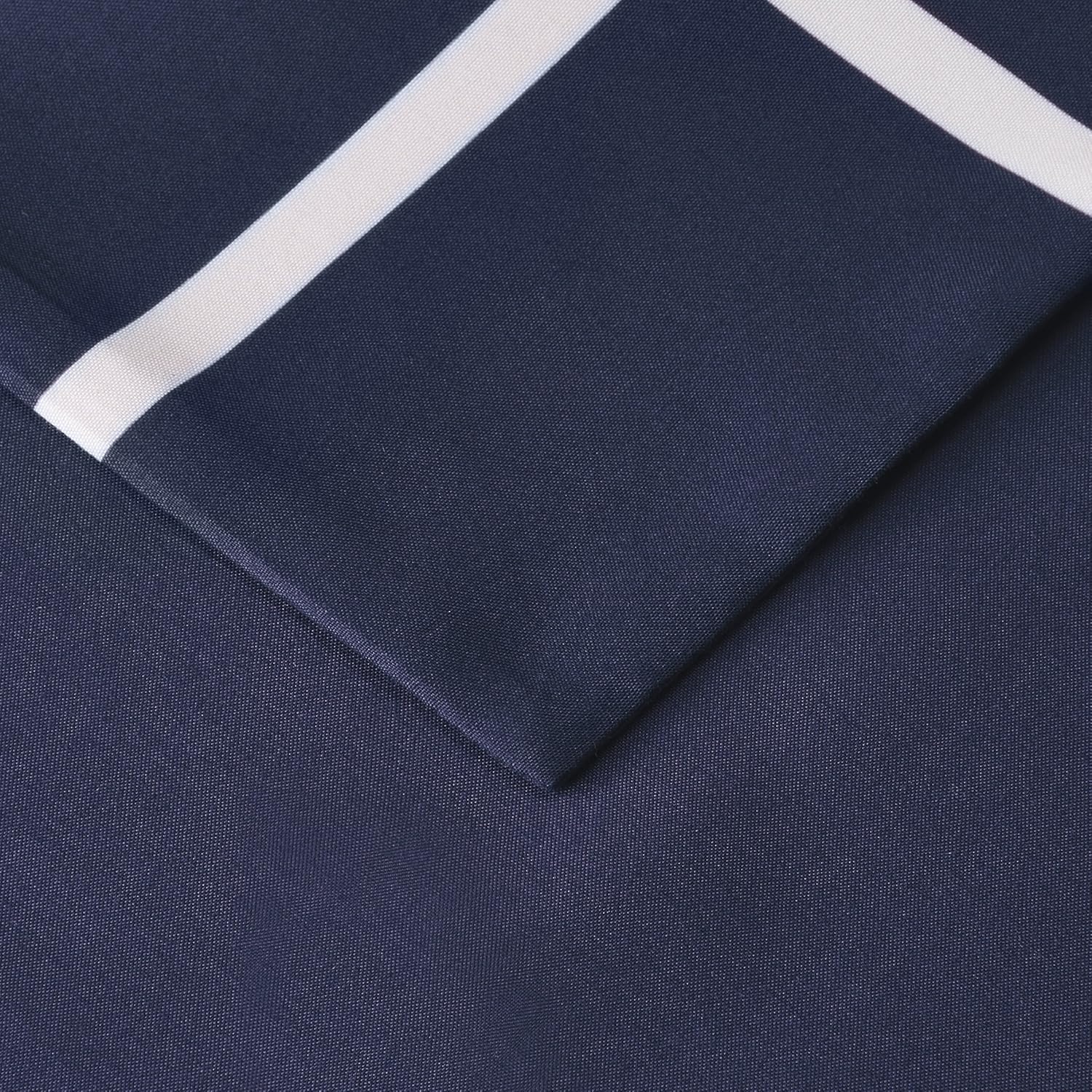 Detalle de Amazon Basics Bettwäsche 135x200 cm 2-teilig: Mikrofaser, Marineblau kariert – Duvetbezug mit Druckknöpfen und Kissenbezug 80x80