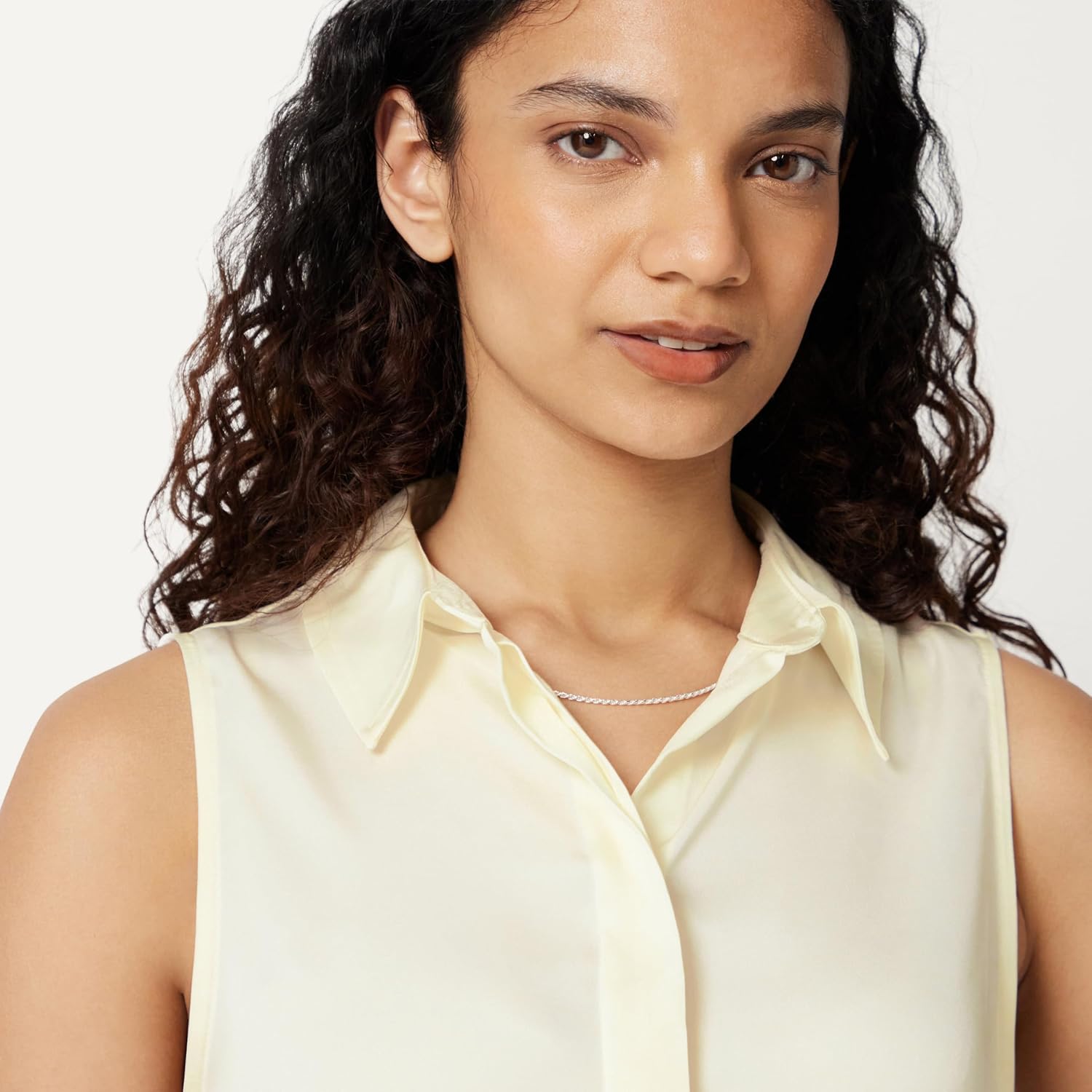 Detalle de Amazon Essentials Damen Ärmellose Bluse mit Knopfleiste – reguläre Passform, seidiger Satin