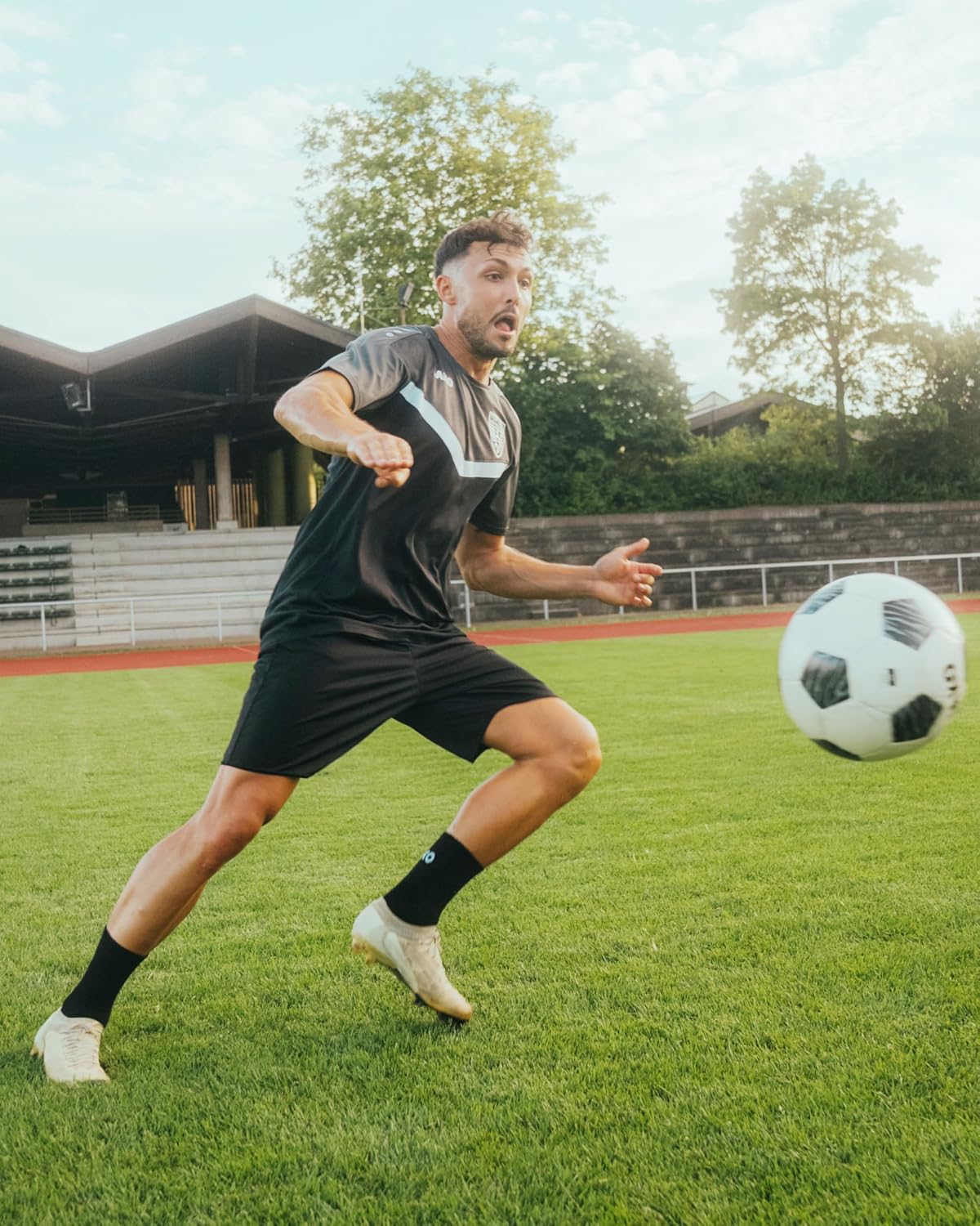Detalle 2 de JAKO Manchester 2.0 Sporthose Herren kurz – feuchtigkeitstransportierend aus 100% Polyester mit elastischem Bund