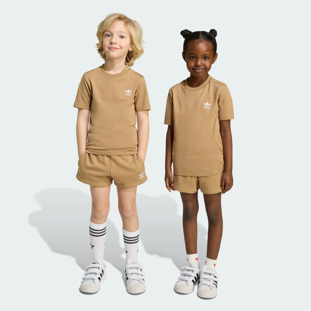 Detalle de Conjunto camiseta y pantalón corto para niños de Adidas — Marrón