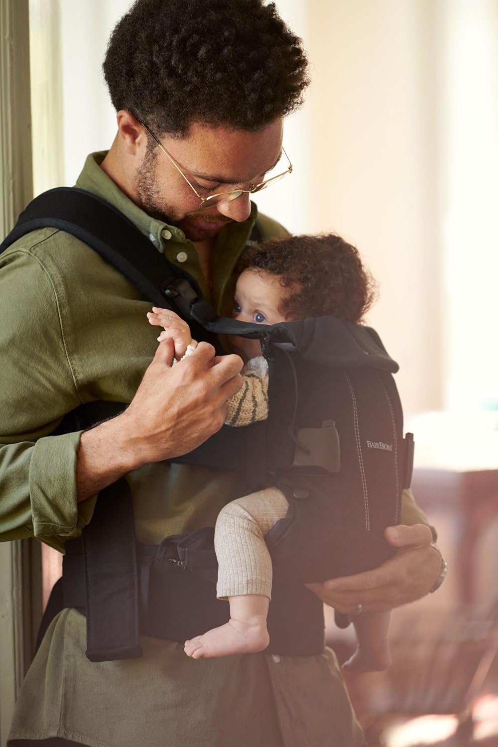 Detalle de BabyBjörn Baby Carrier One, Woven (Black) — versatile comfort from newborn to toddler