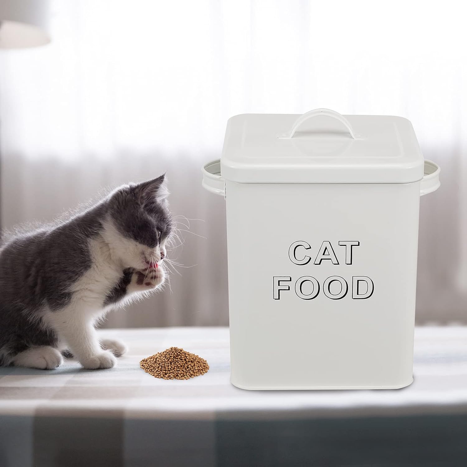 Detalle 2 de Farmhouse cat food storage tin with lid & scoop (5 lb capacity) – vintage-style steel canister for dry food