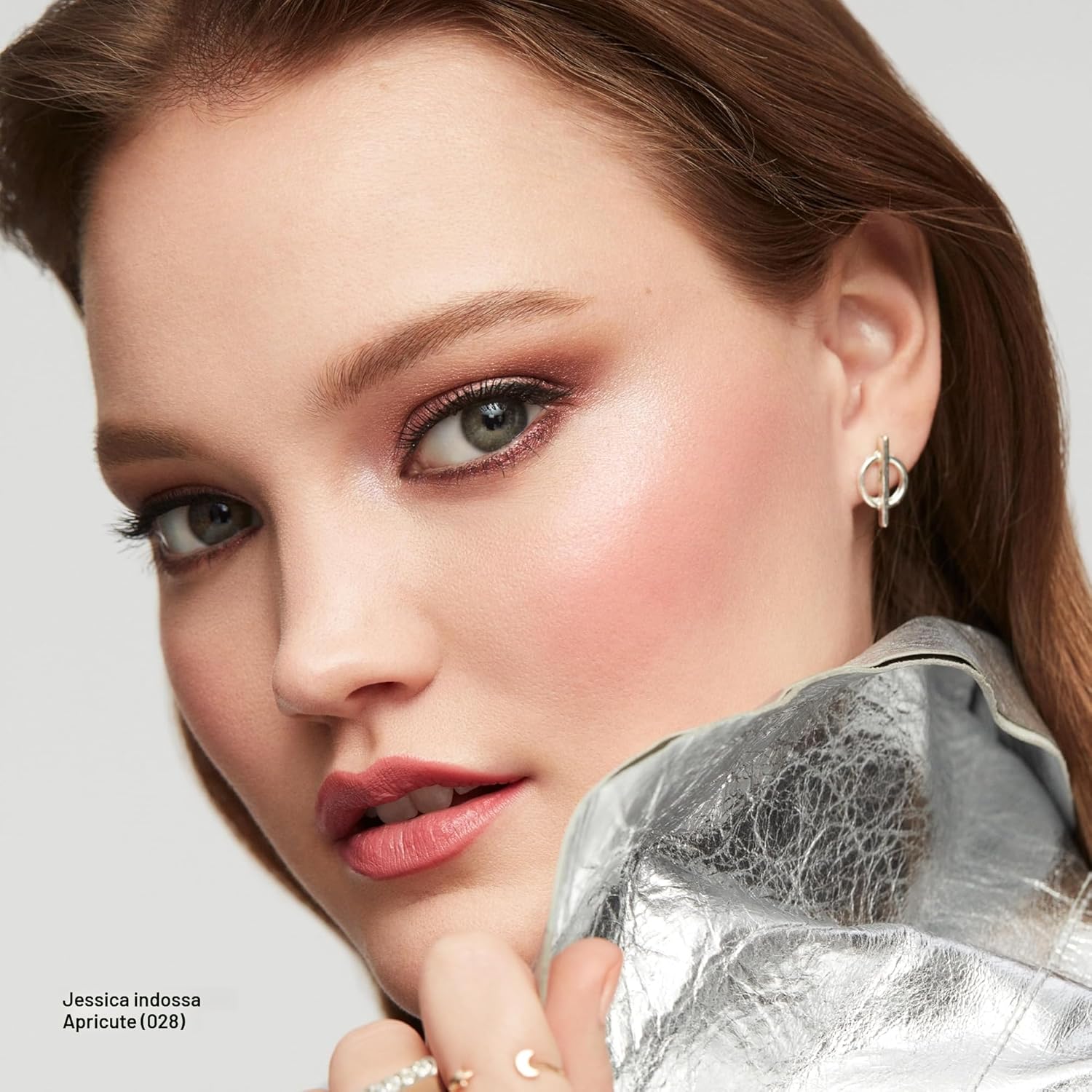 Thumbnail 3 de Revlon Powder Blush 006 Naughty Nude: fard in polvere satinato, definizione modulabile
