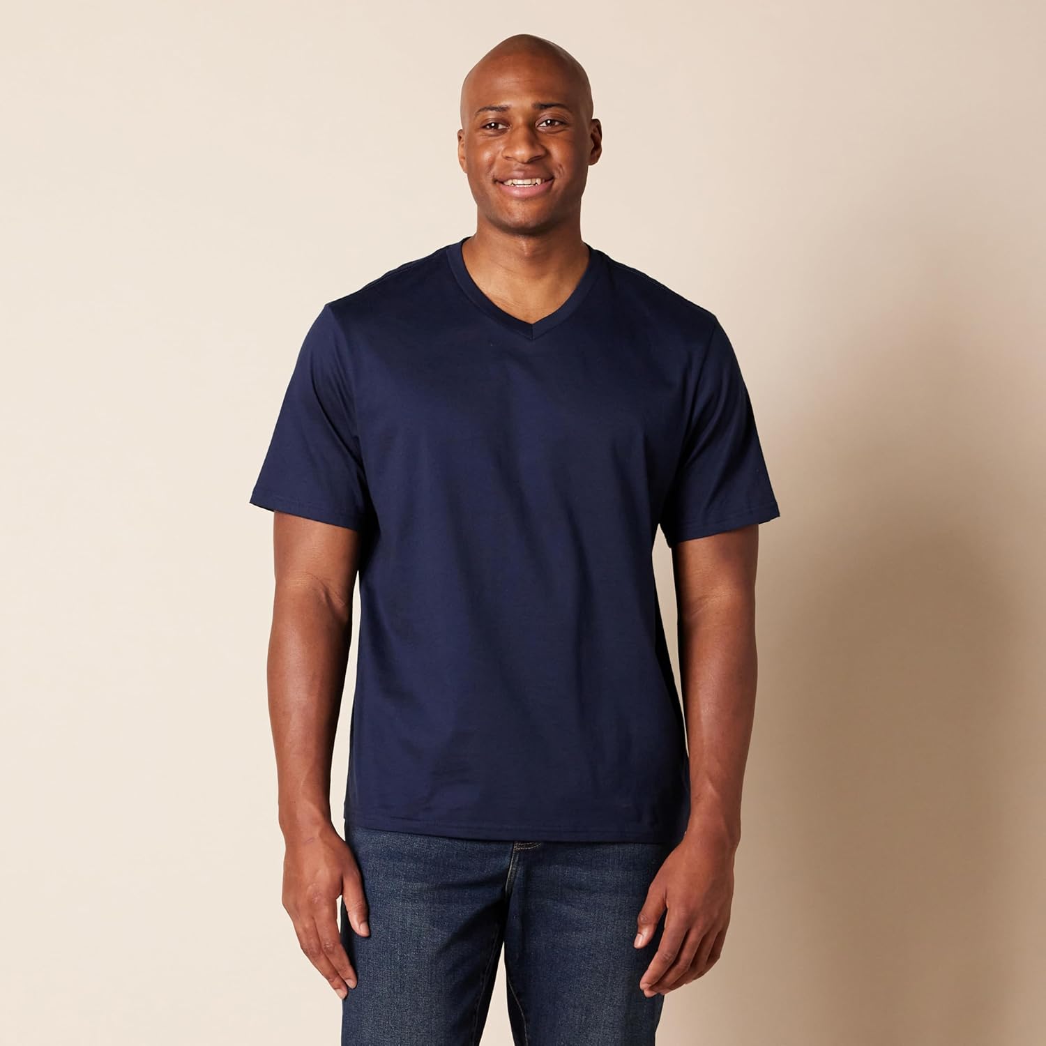 Thumbnail 4 de Amazon Essentials Men's Short-Sleeve V-Neck T-Shirts