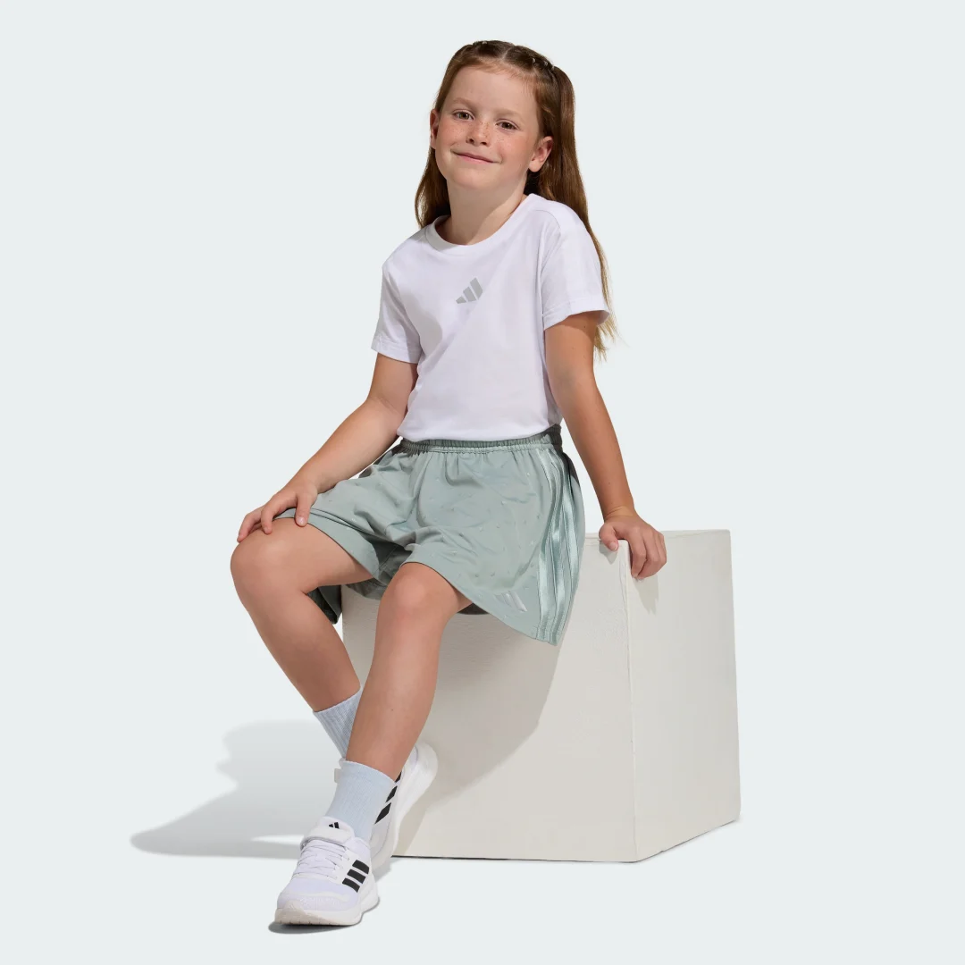 Detalle de Conjunto Seasonals Glam de Adidas: camiseta y pantalón corto en blanco