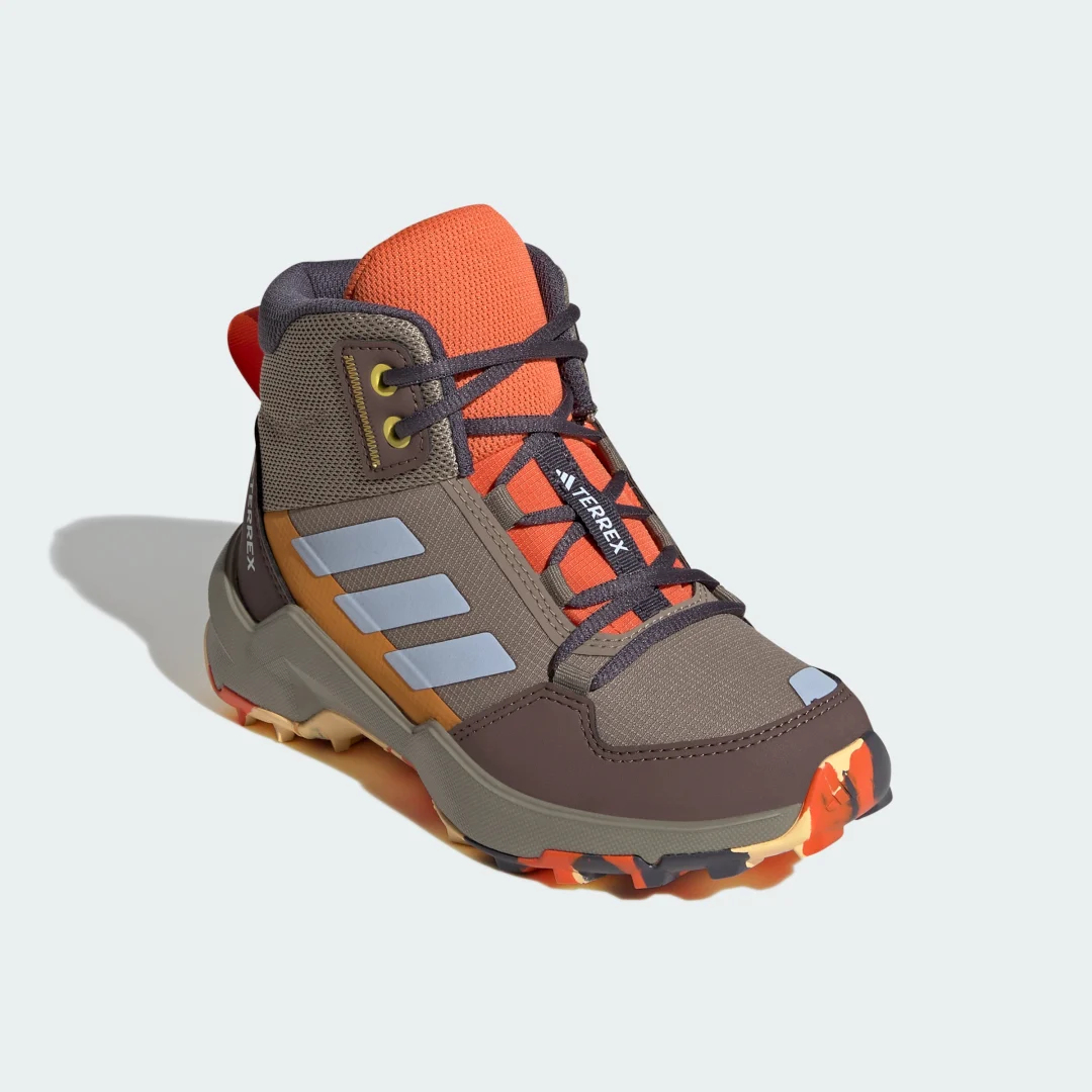 Detalle de Adidas Terrex Ax4r Mid Hiking: zapatilla de senderismo en verde para rutas moderadas