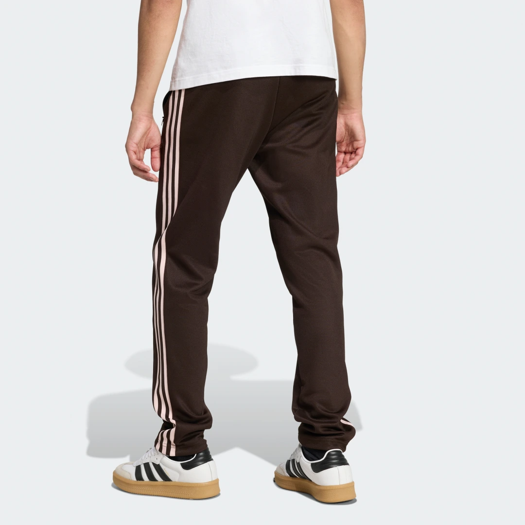 Detalle 2 de Pantalón Beckenbauer de Adidas – estilo clásico en color Marrón