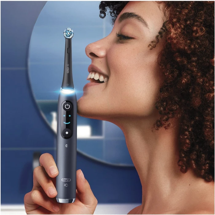 Detalle 2 de Oral-B iO 9 Holiday Edition mit zusätzlichen Aufsteckbürsten – präzise Reinigung und KI-Feedback