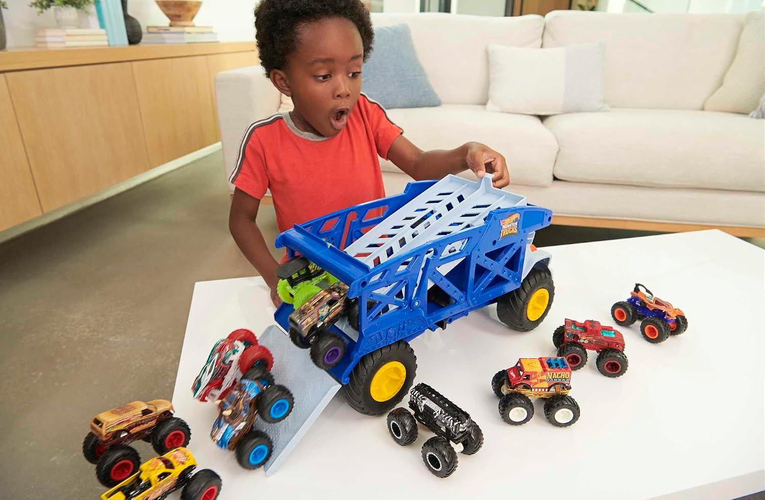 Detalle 2 de Hot Wheels Monster Trucks Rino-Trasportatore: Il Tuo Parco Auto in 2 Livelli per Giovani Piloti
