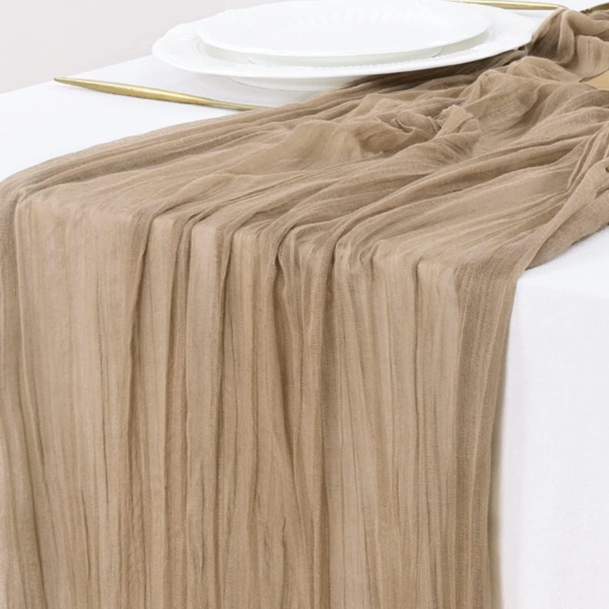 Detalle 2 de Socomi Nude Brown Cheesecloth Table Runner 120 in
