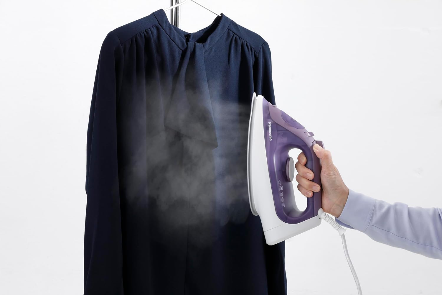 Detalle 2 de Panasonic NIS630V Steam Iron, Violet, with Vertical Steam and Auto Shutoff