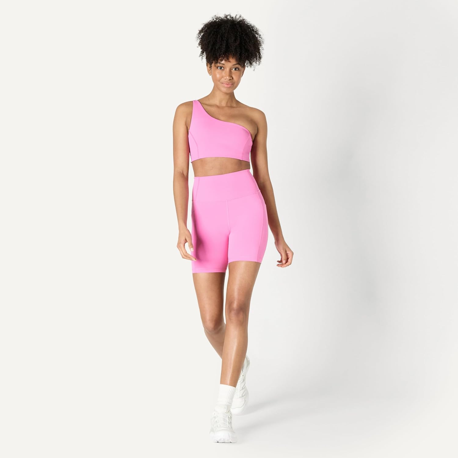 Thumbnail 4 de Amazon Essentials Damen Active FormFlex Sport-BH „Buttery Soft“ mit One-Shoulder-Trägern und Riemchenrücken (leicht stützend)