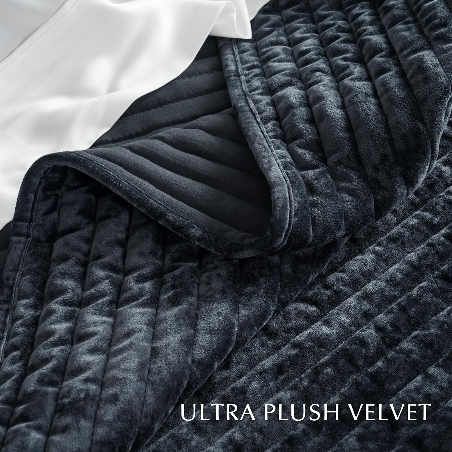 Detalle de EverGrace EVERGRACE Velvet Quilt Set (King) – Lightweight Striped Channel Bedding with 2 Shams, Black