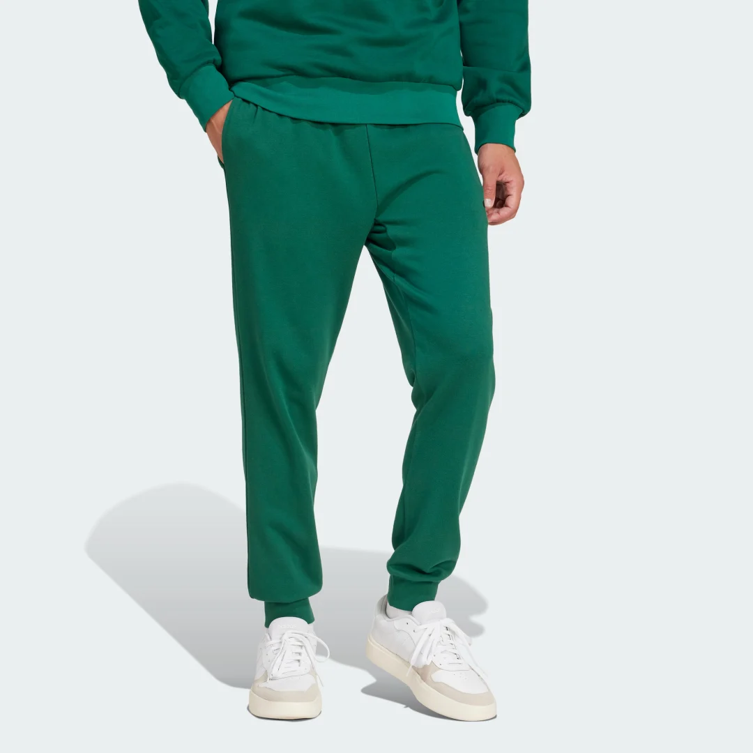 Detalle de Pantalón Essentials Feel Cozy French Terry de Adidas – comodidad en verde