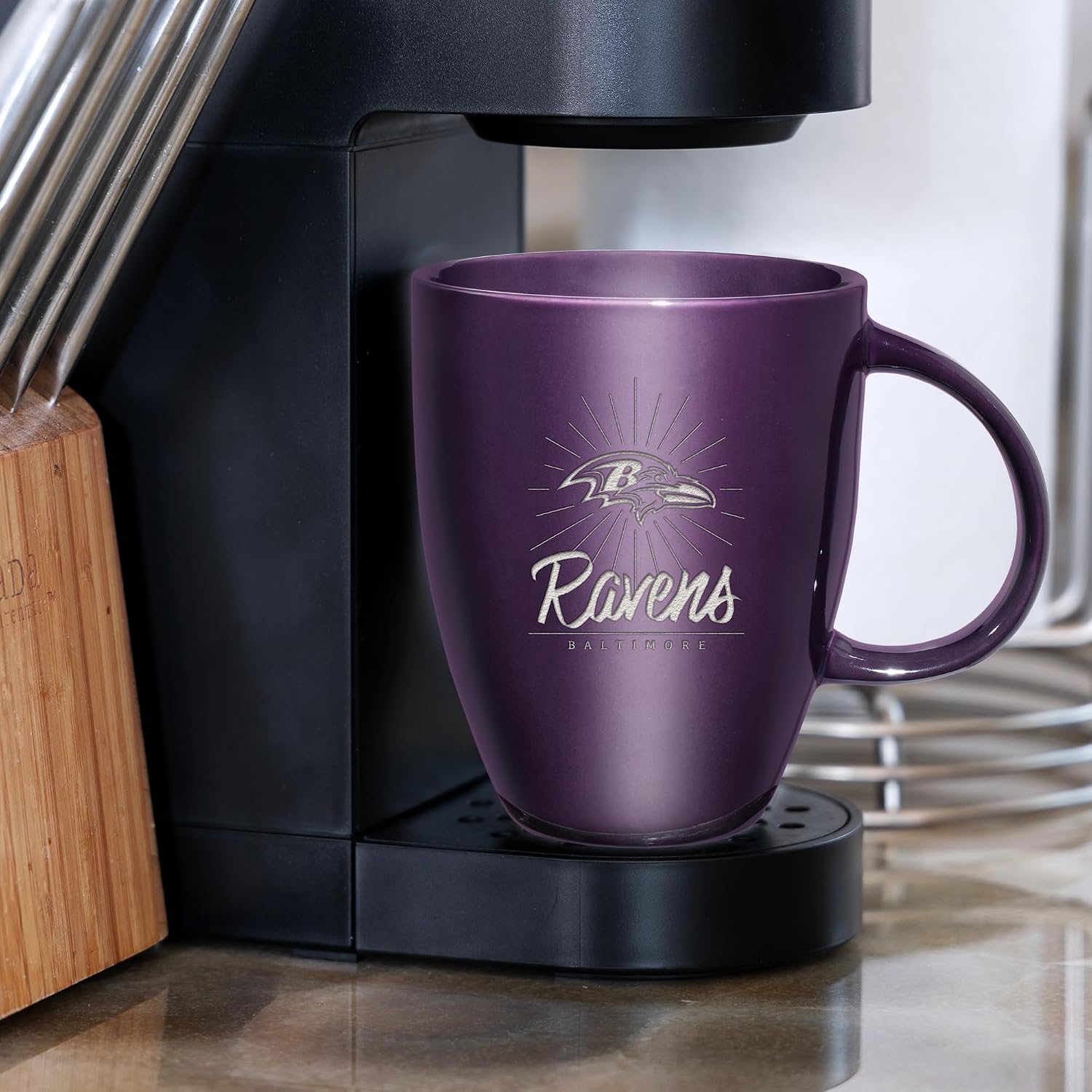 Detalle 2 de Rico Industries NFL Football Sunburst 18oz Laser Engraved Ceramic Lustre Mug