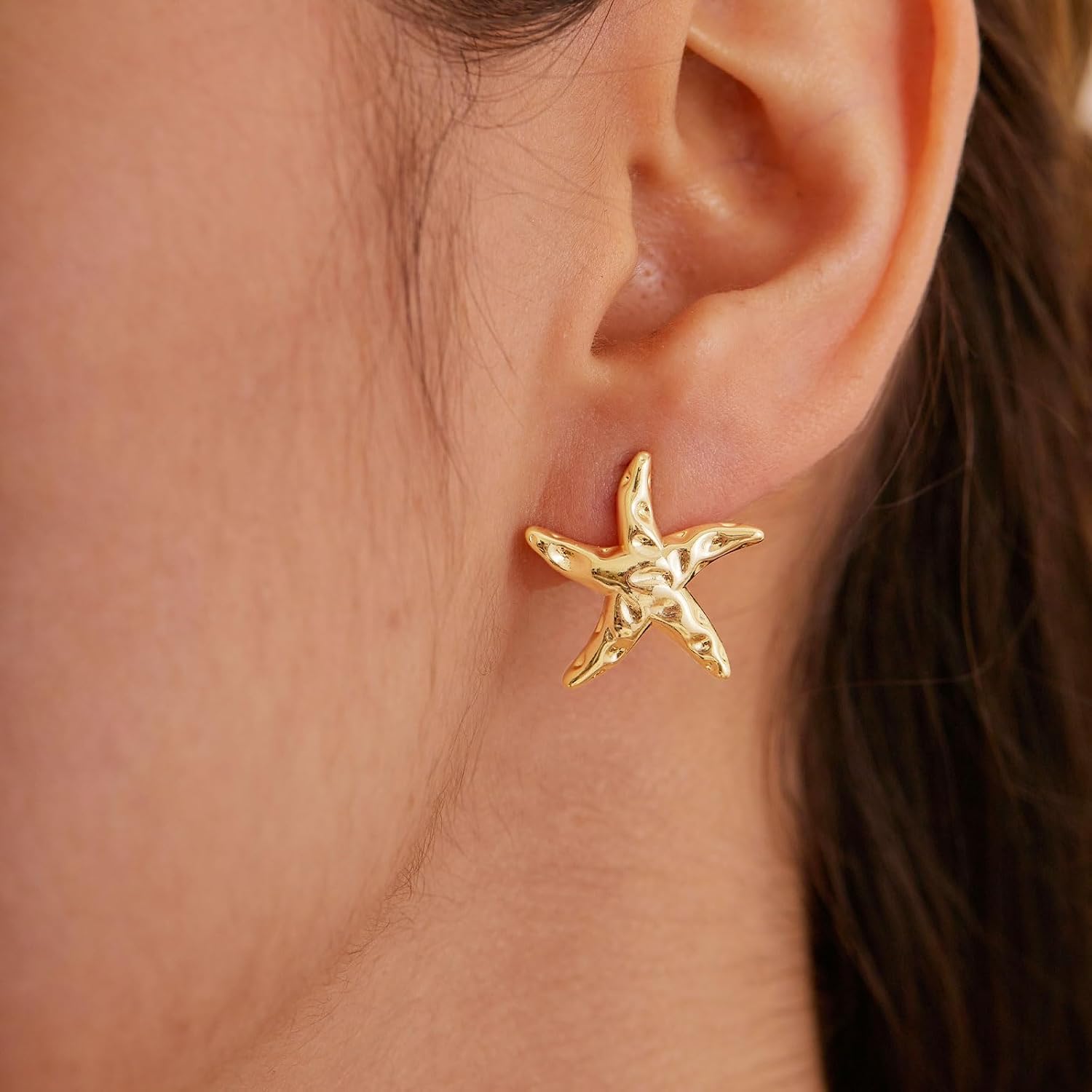 Detalle 2 de HANLI Gold Starfish Earrings — Lightweight S925 Sterling Silver Hoop? No, Studs for Women