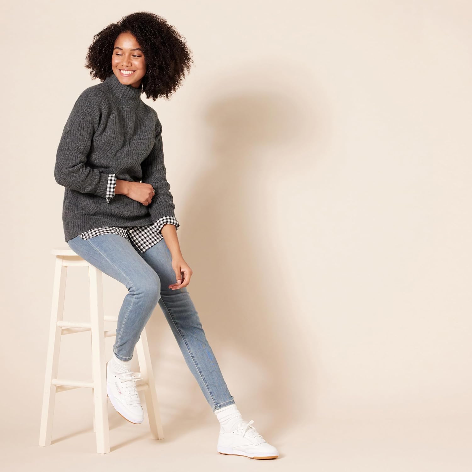 Detalle 2 de Amazon Essentials Women’s Soft Touch Cable Knit Funnel Neck Chunky Jumper