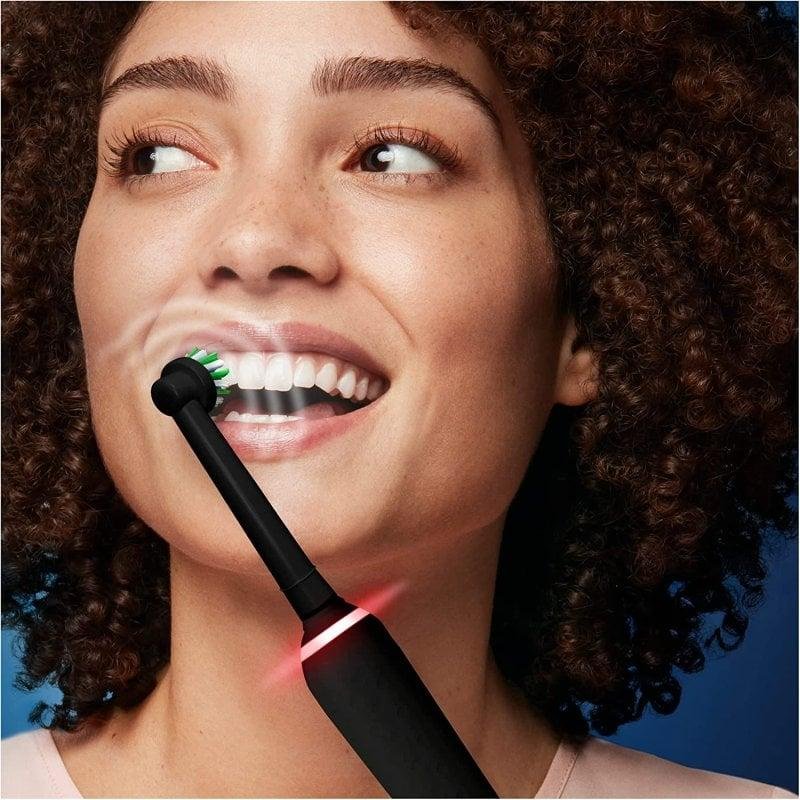 Detalle de Oral-B Pro 3 3500: cepillo de dientes eléctrico negro con estuche