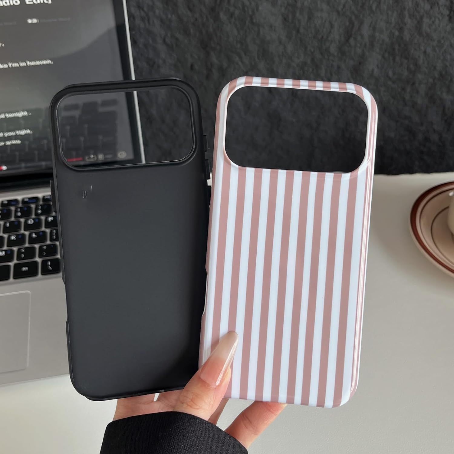 Thumbnail 1 de Longlayss iPhone 17 Pro Max Case — Cute Striped Shockproof Slim TPU & Hard PC Cover (Light Brown)