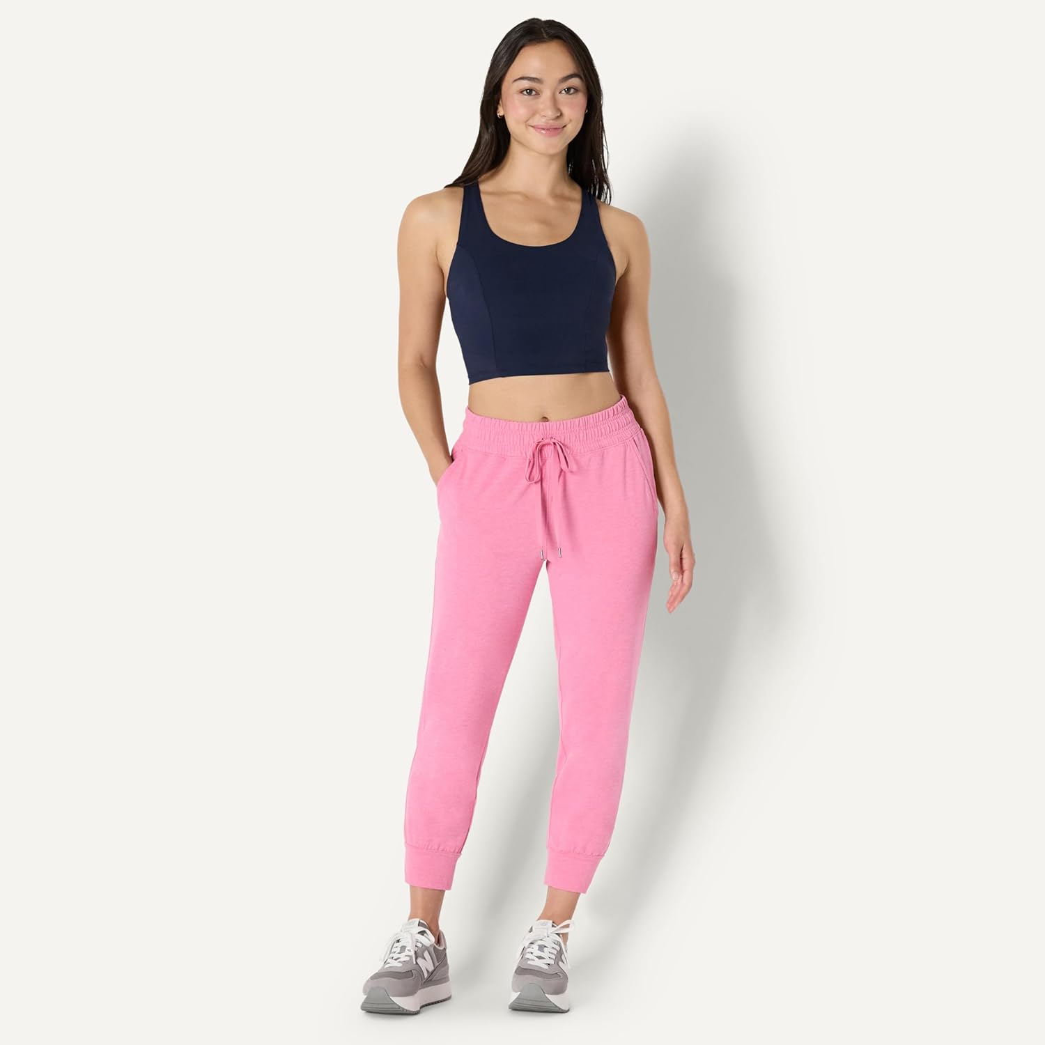 Thumbnail 4 de Amazon Essentials Damen Athletic Soft Performance Lightweight Cropped Capri Jogger Sweatpants – leichtes, vielseitiges Trainingstalent
