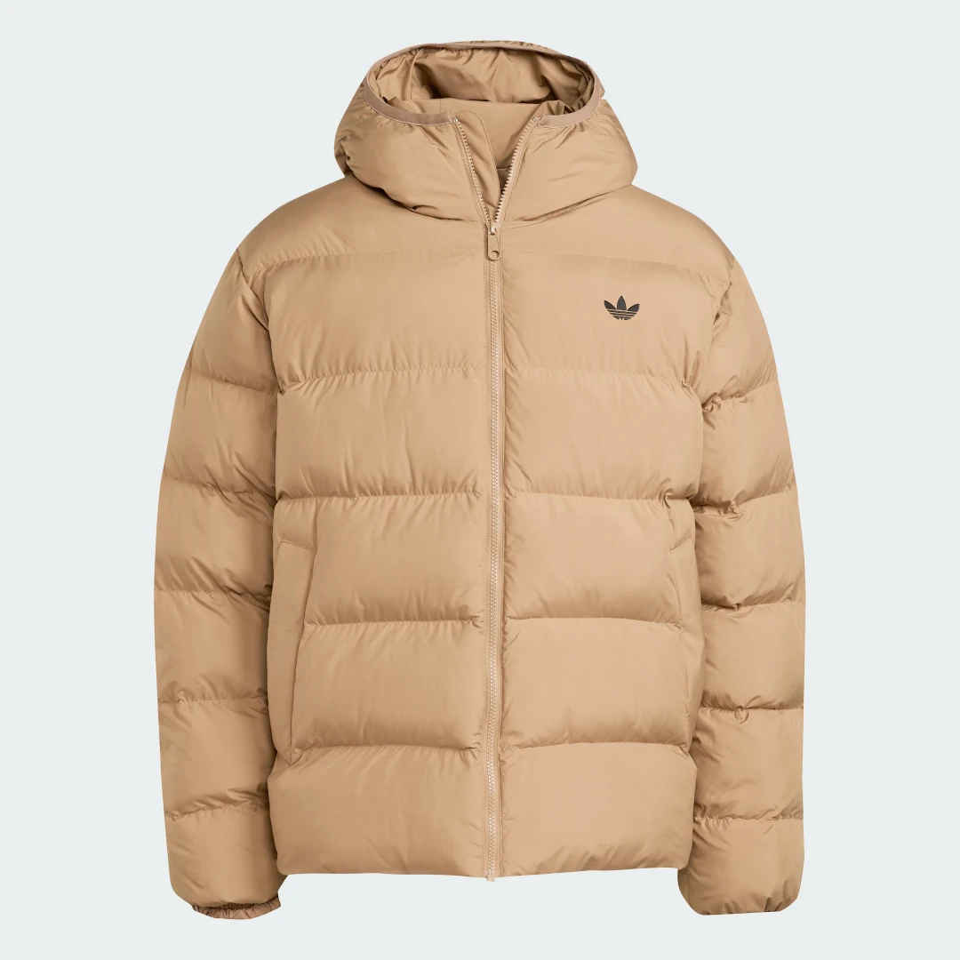 Detalle de Chaqueta con capucha Tonal Puffer de Adidas – marrón