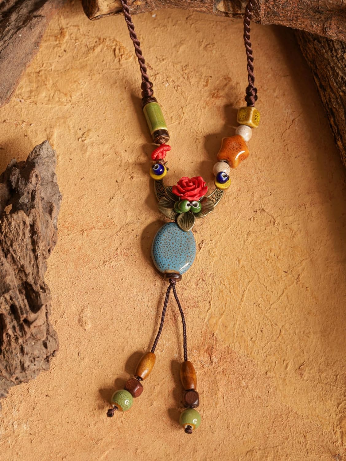 Detalle 2 de MINACHI Crescent Moon Lariat Necklace with Ceramic Beads