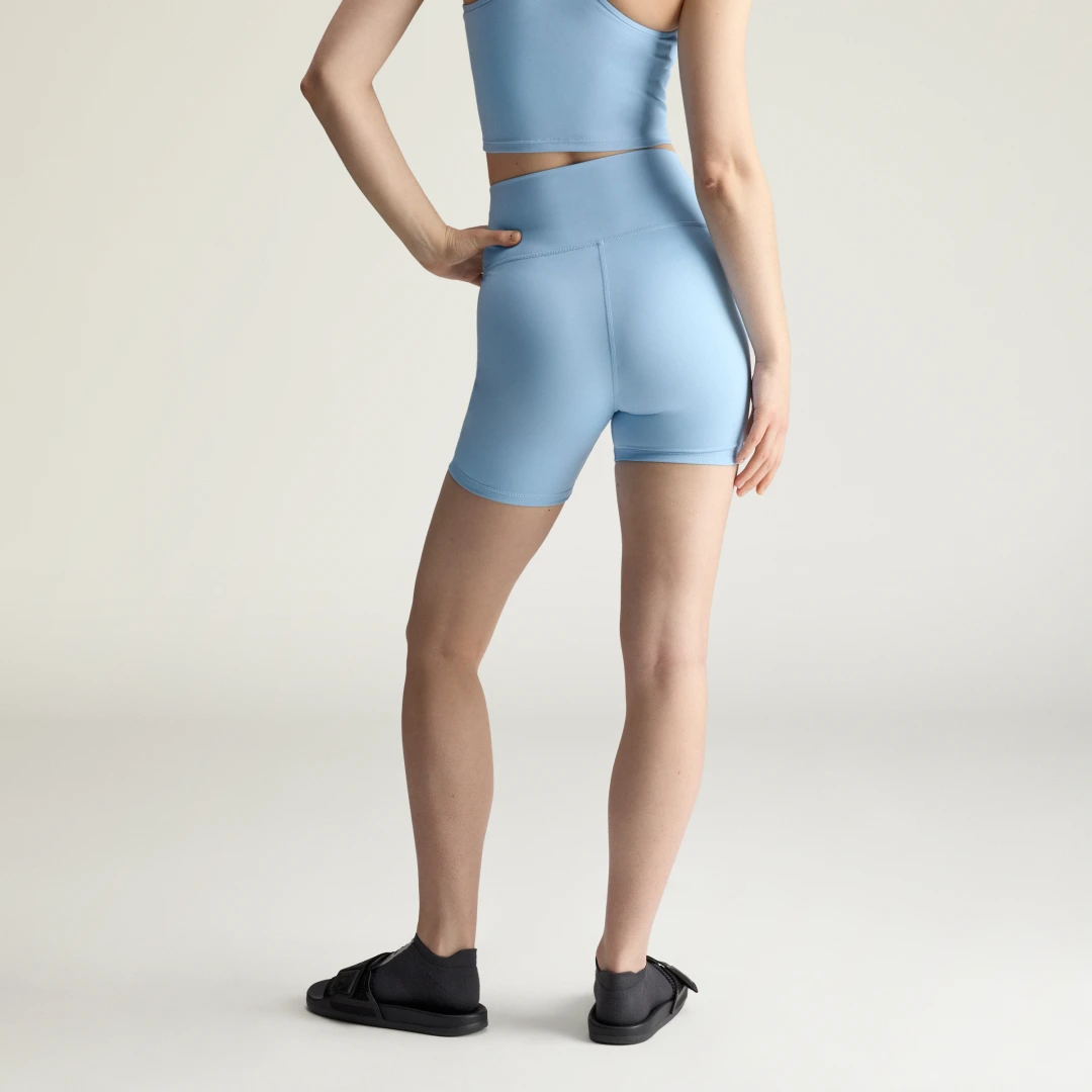 Detalle 2 de Mallas cortas adidas By Stella McCartney Yoga – color Azul