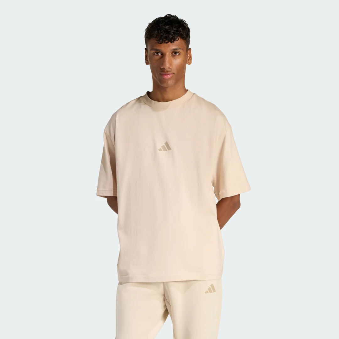 Detalle de Adidas Future Icons Small Logo, camiseta beige con logotipo pequeño