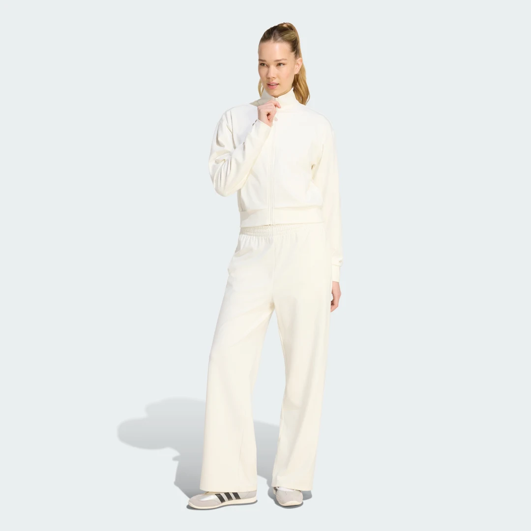 Detalle de CHÁNDAL LAZYDAY de Adidas — comodidad y estilo minimalista en color Blanco