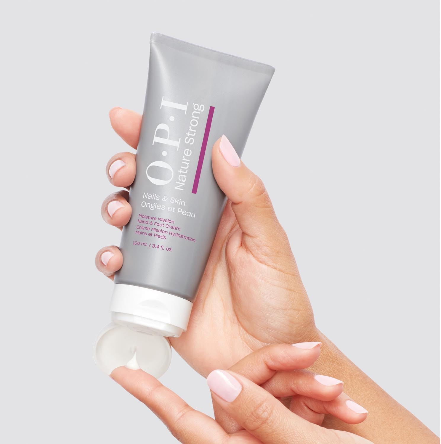 Thumbnail 1 de OPI Nature Strong Moisture Mission Crema Mani e Piedi al burro di karité, pelle nutrita e idratata (100 ml o 250 ml)