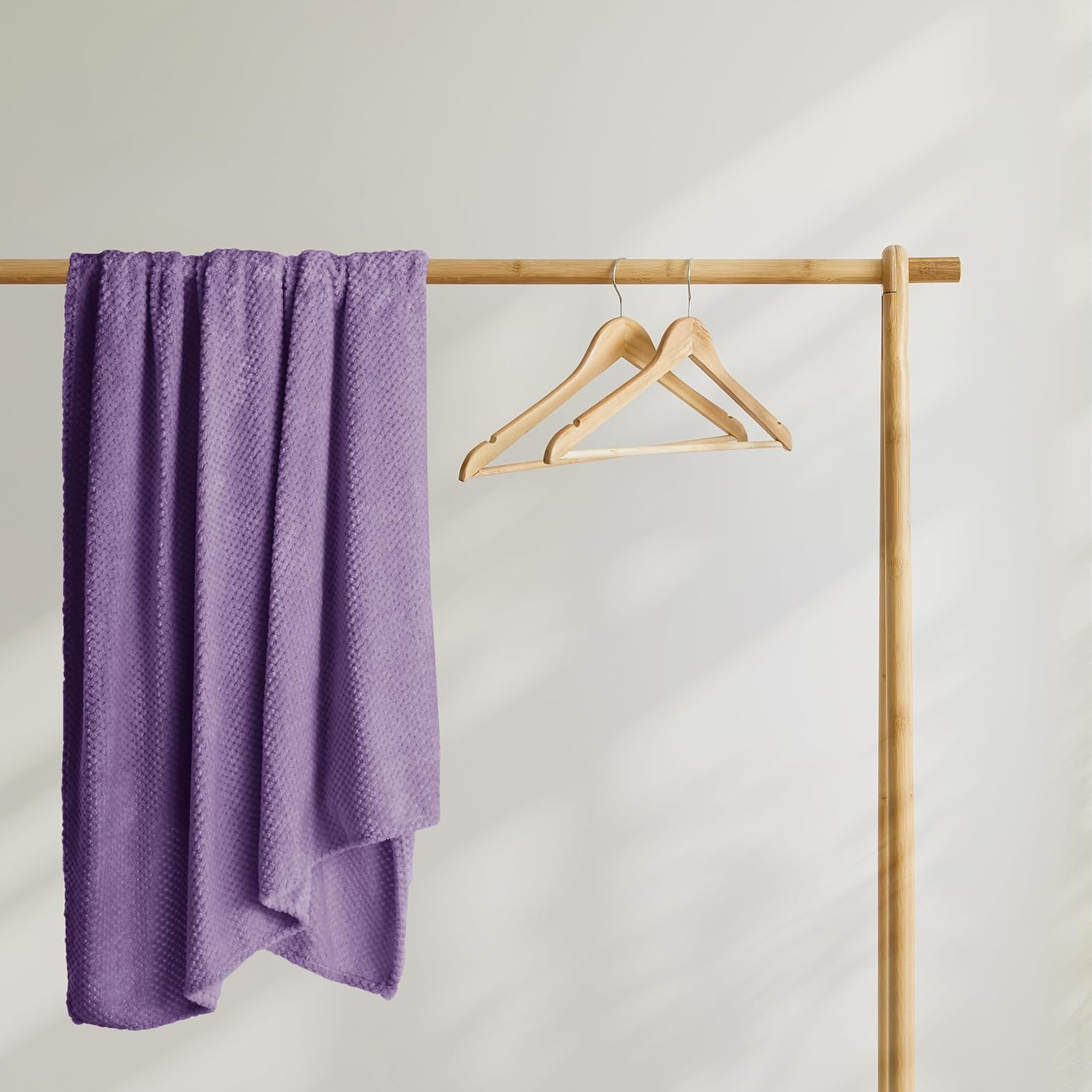 Thumbnail 2 de DecoKing Couverture Polaire 150 x 200 cm – Plaid Doux en Microfibre, Style Scandinave Violet