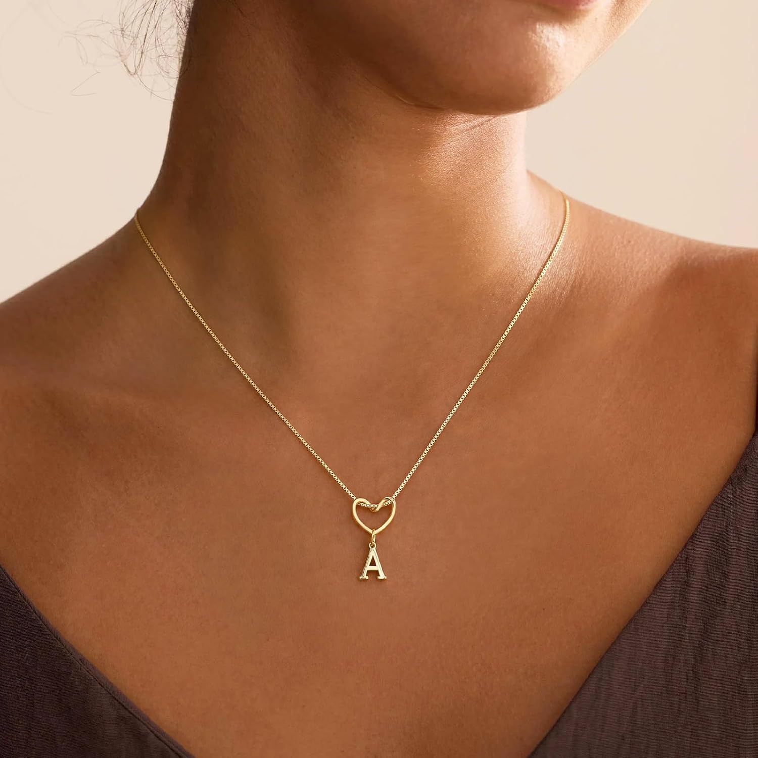 Detalle de ZOERAY Initial Necklace, 14K Gold-Plated
