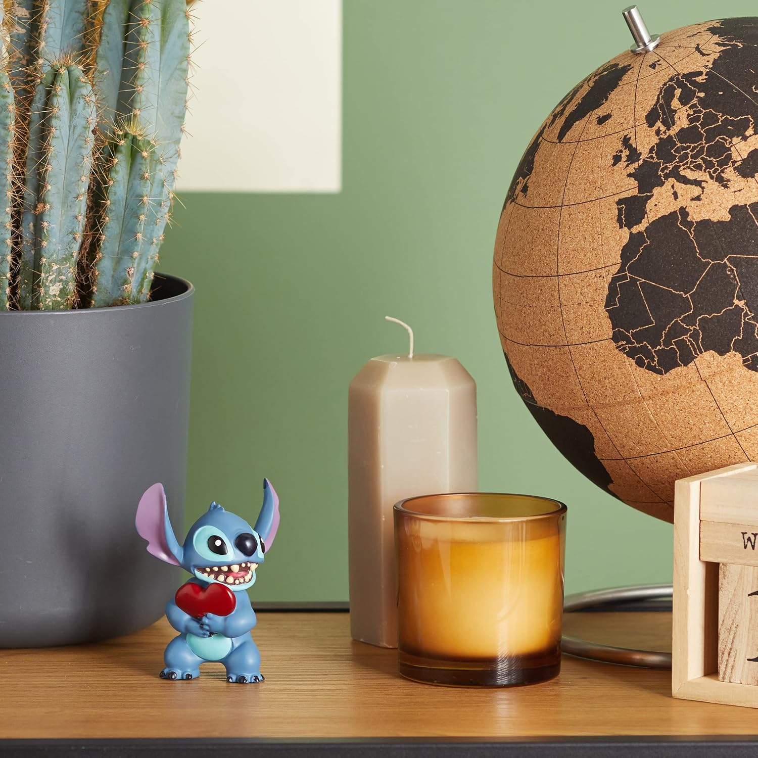 Thumbnail 1 de Disney Showcase Stitch Heart Figurine
