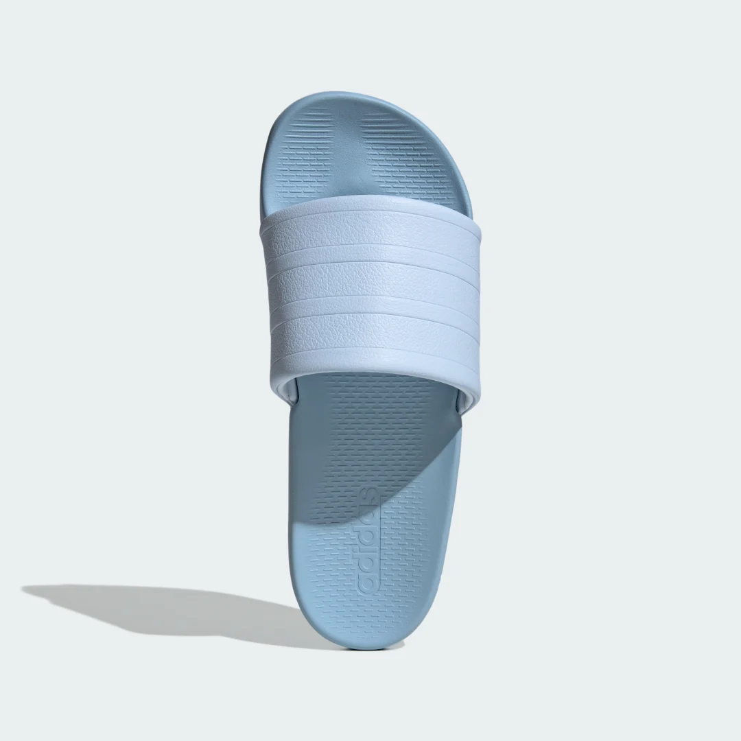 Detalle 2 de CHANCLA ADILETTE COMFORT 2.0 de Adidas: comodidad y estilo en color azul
