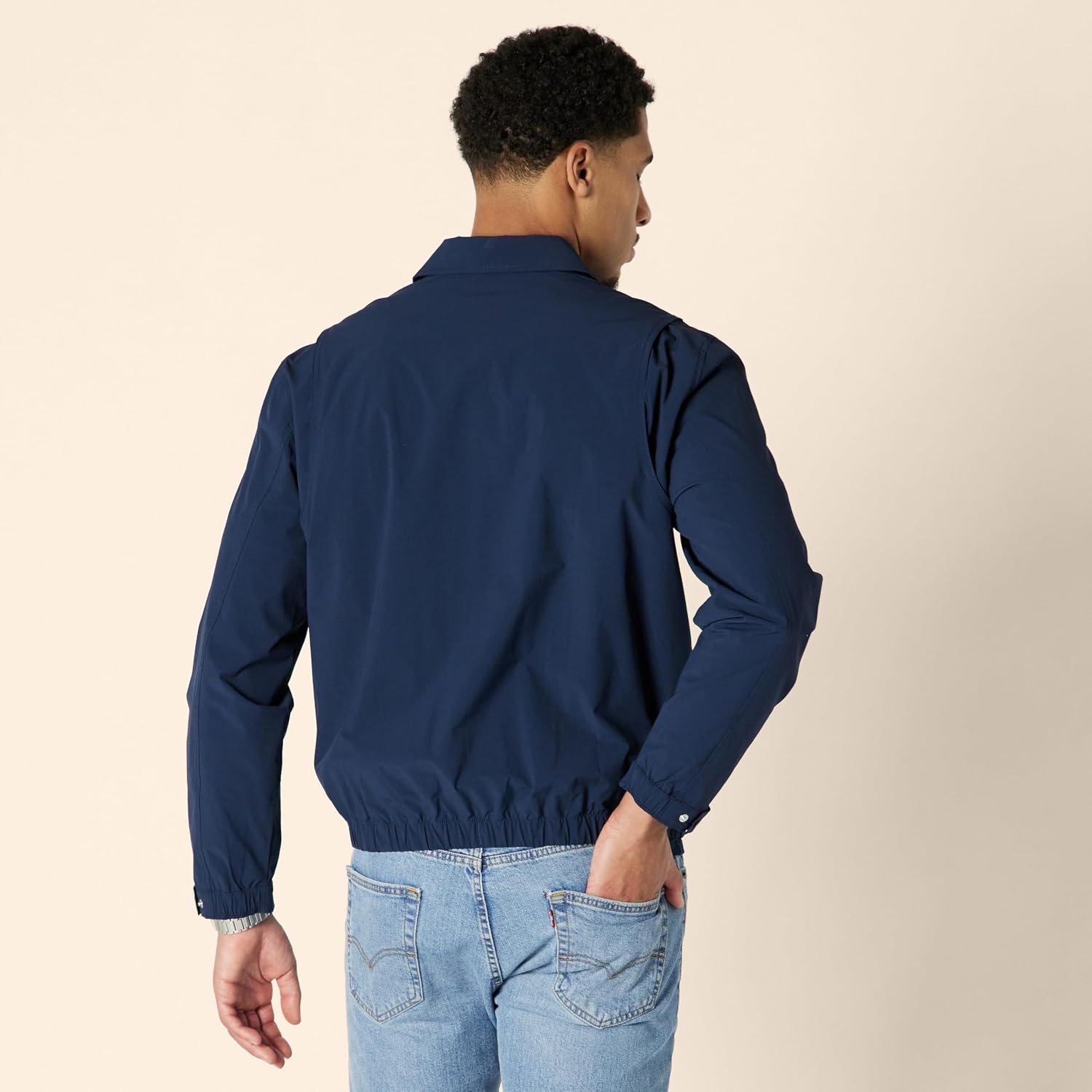 Detalle 2 de Amazon Essentials Men's Relaxed-Fit Lightweight Stretch Zip-Up Bomber Jacket