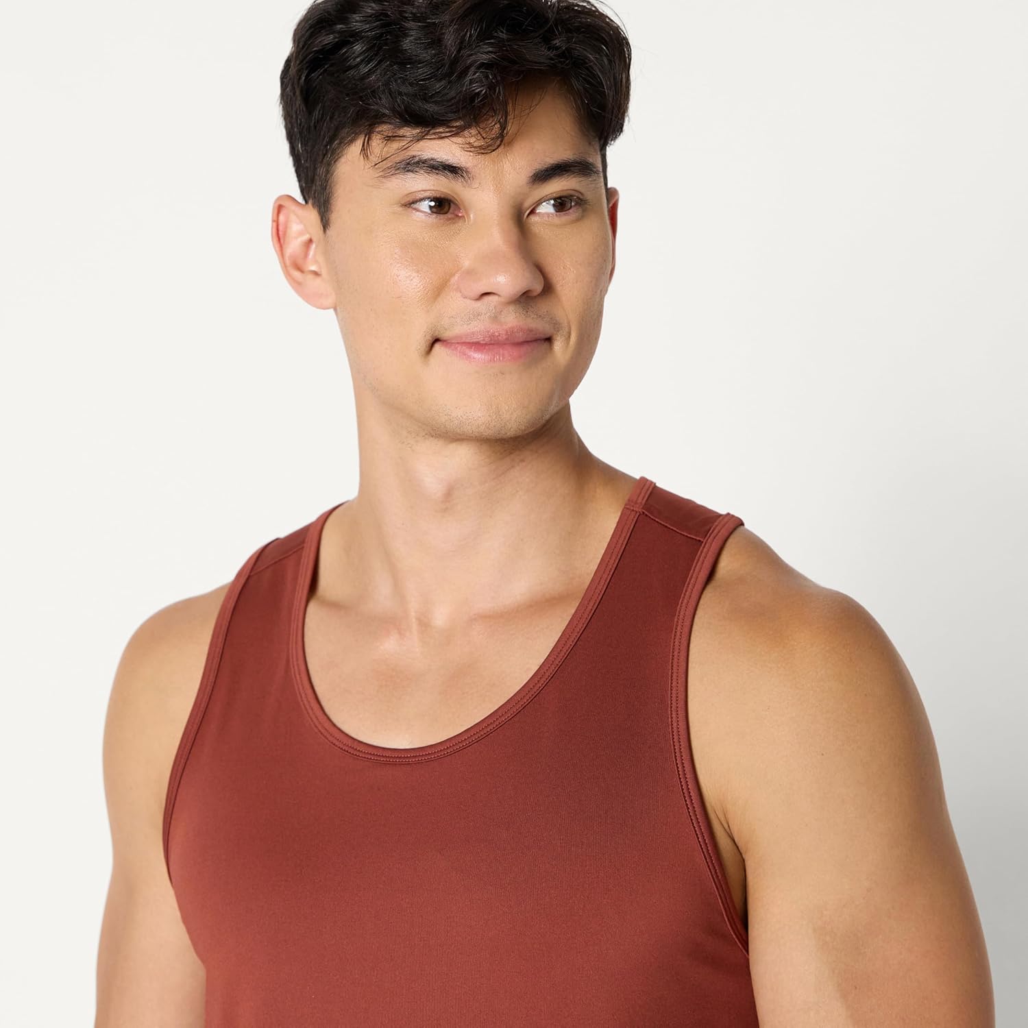 Thumbnail 3 de Amazon Essentials Men's Active Quick Dry Tech Stretch Lightweight Gym Tank Top
