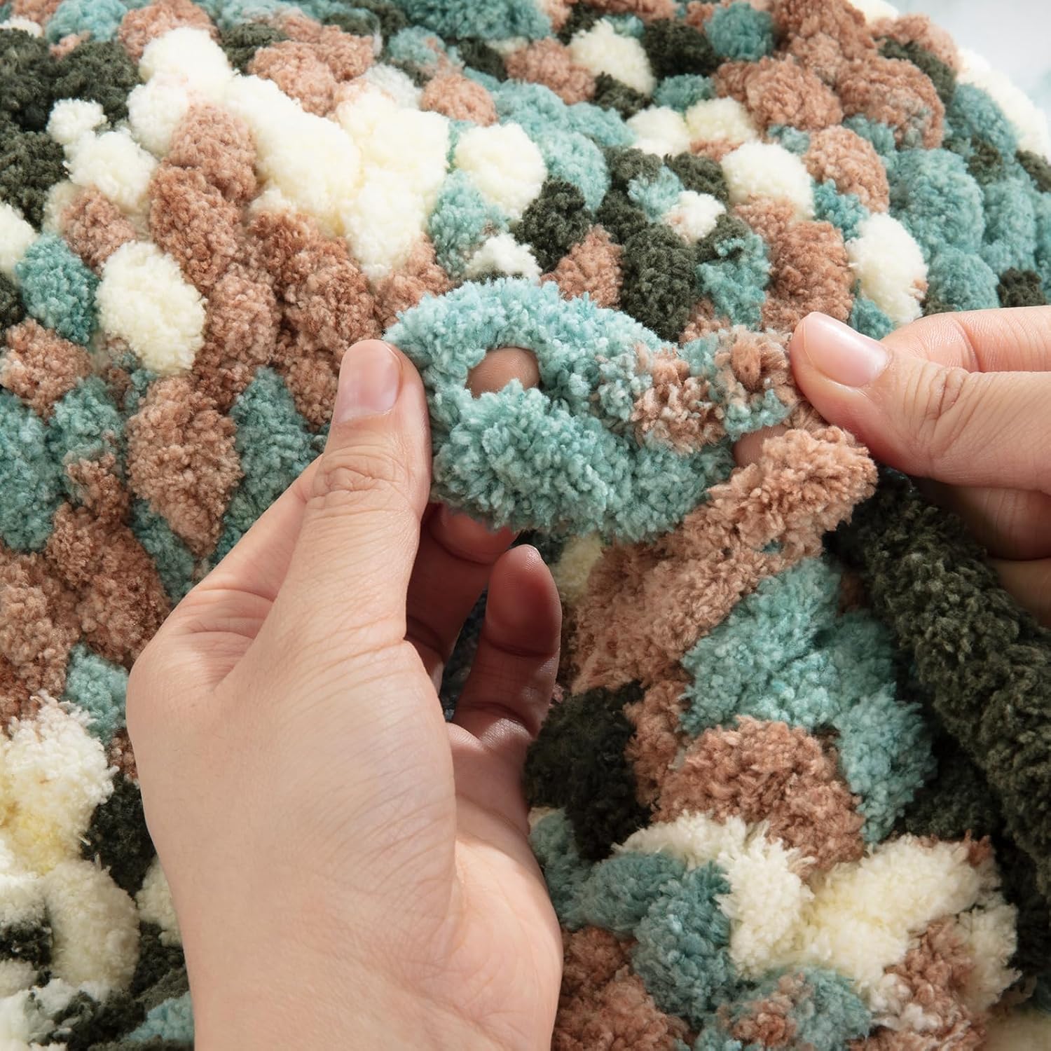 Detalle 1 de HOMBYS Chunky Tie-Dye Chenille Yarn, 8 Skeins, 3/4-Inch Green and White