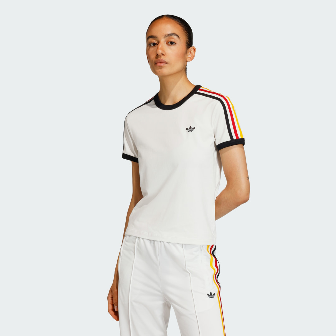 Detalle de Camiseta entallada Adidas con las 3 bandas – color Blanco