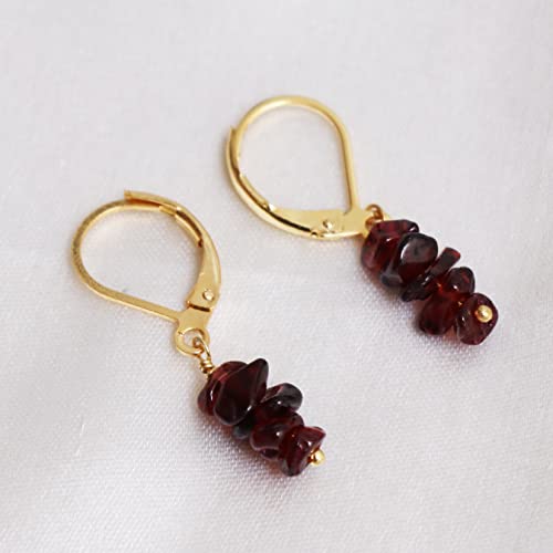 Detalle de GEMPIRES Nature’s Treasure Red Garnet Chip Leverback Hoop Earrings