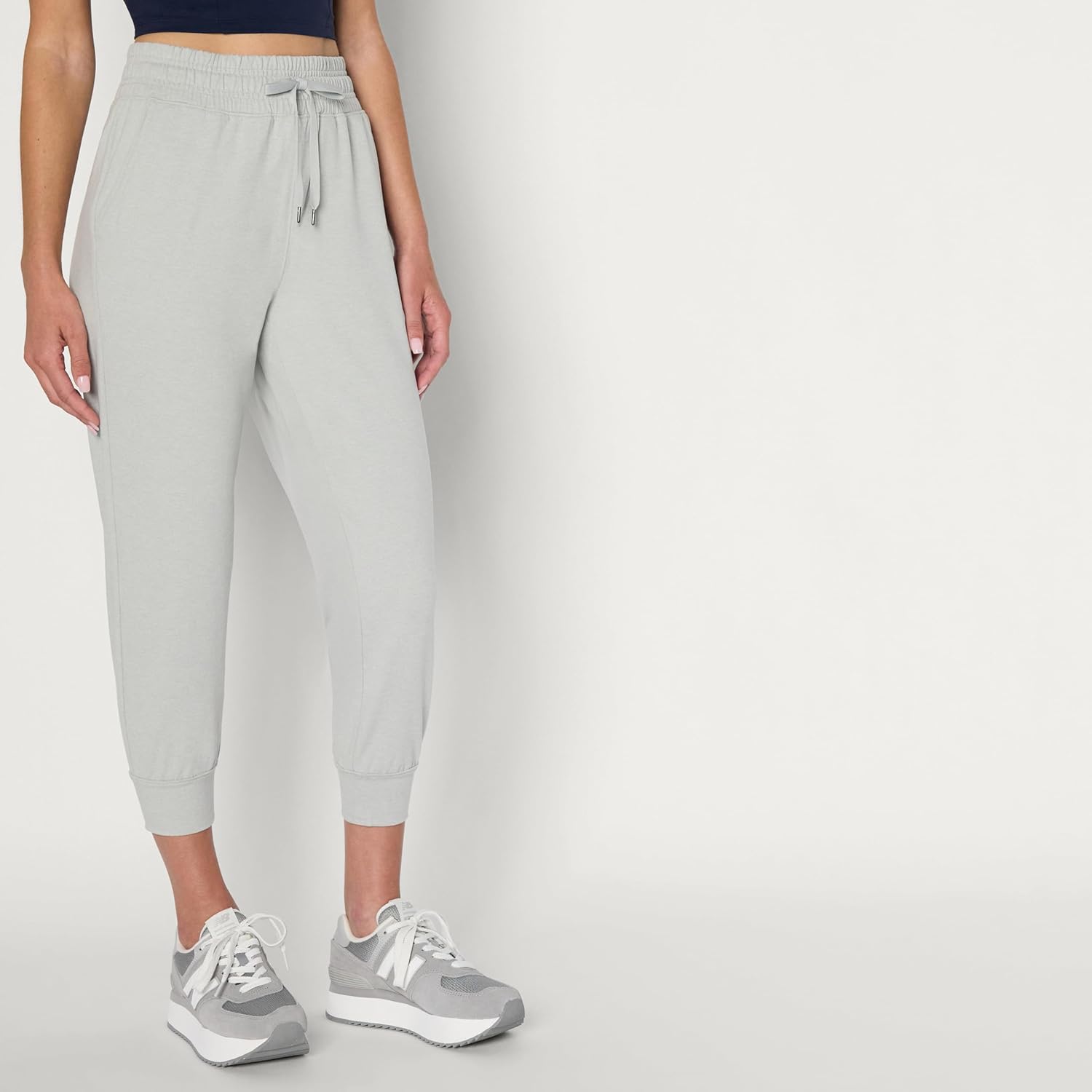 Thumbnail 1 de Amazon Essentials Damen Athletic Soft Performance Cropped Capri Jogger – leichter, elastischer Freizeit- und Trainingstrend