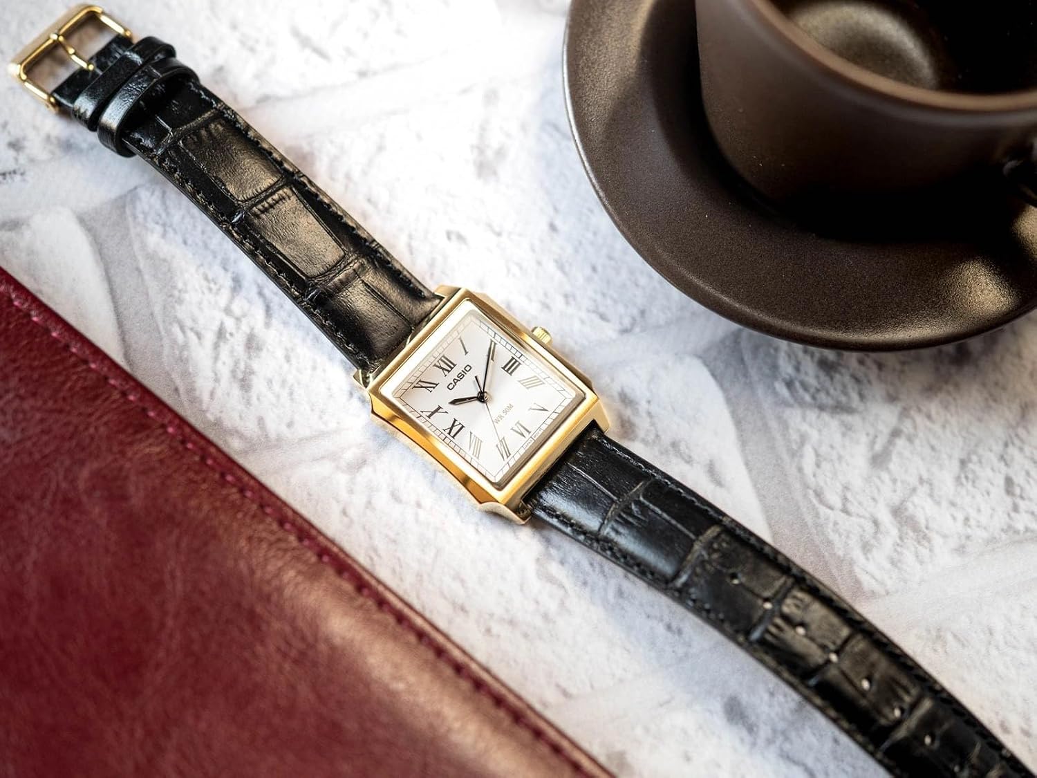 Detalle 2 de Casio MTP-B190GL-7BVEF: reloj casual con toques dorados y esfera blanca