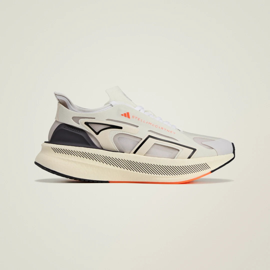 Detalle de Zapatilla Ultraboost 5 Adidas by Stella McCartney – Beige