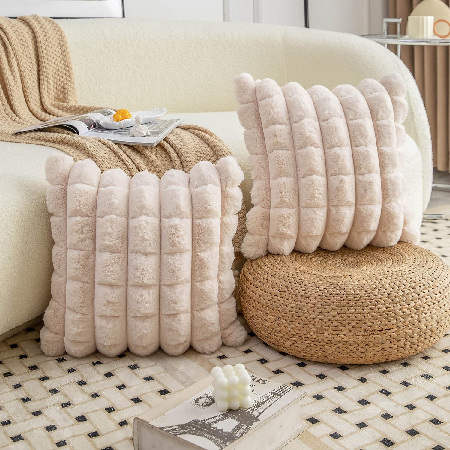 Detalle de Neelvin Beige faux fur cosy throw pillow covers (18x18 inch / 45x45cm) – set of 2