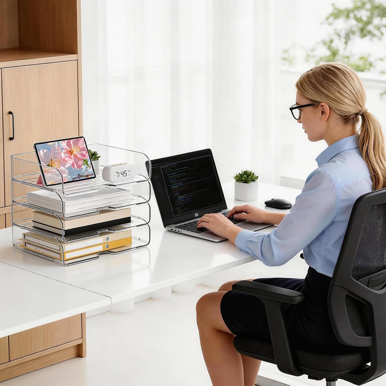 Detalle 2 de NUOGIC C4-DSKO-CA Acrylic Desk Organizer, Clear Stackable Paper Tray