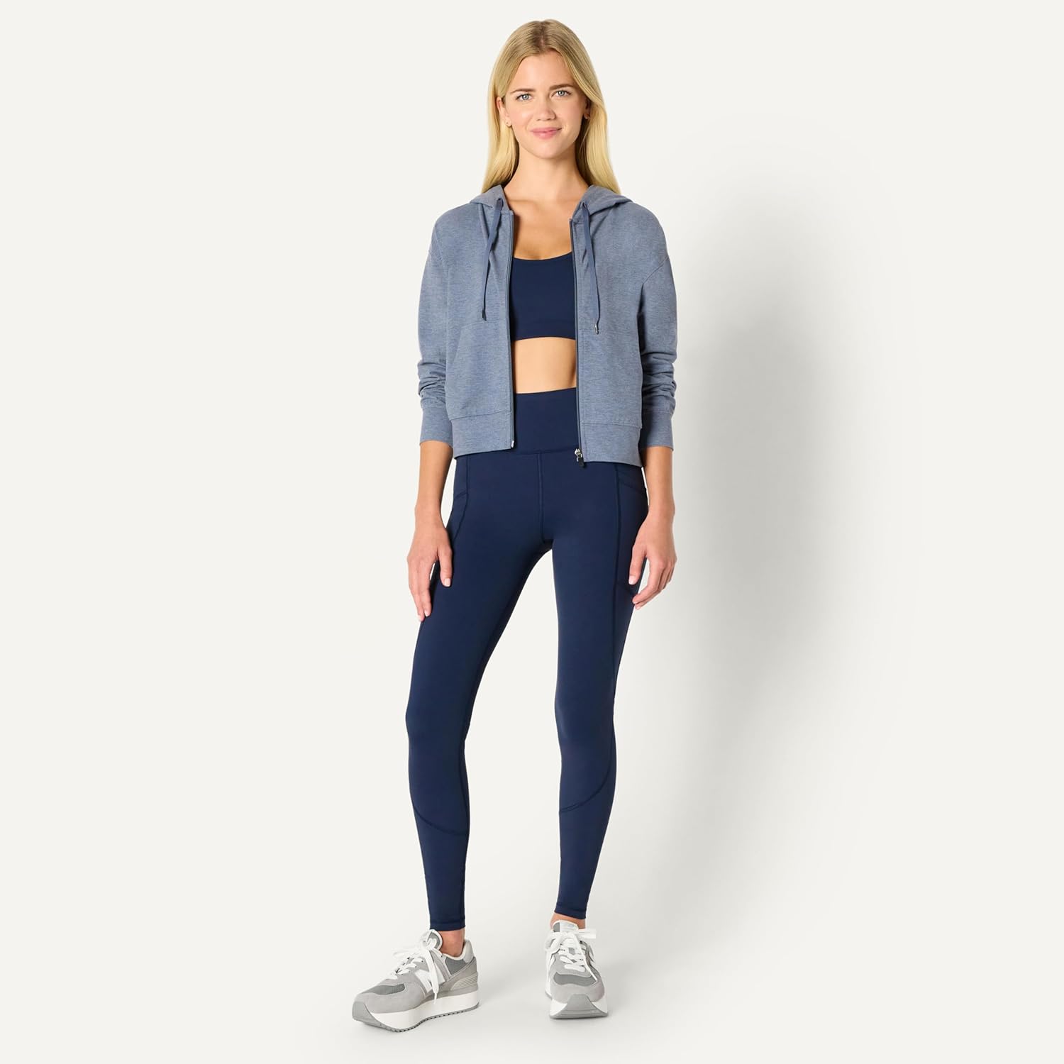 Detalle de Amazon Essentials Women's Athletic Soft Performance Lightweight Cropped Zip Up Hoodie