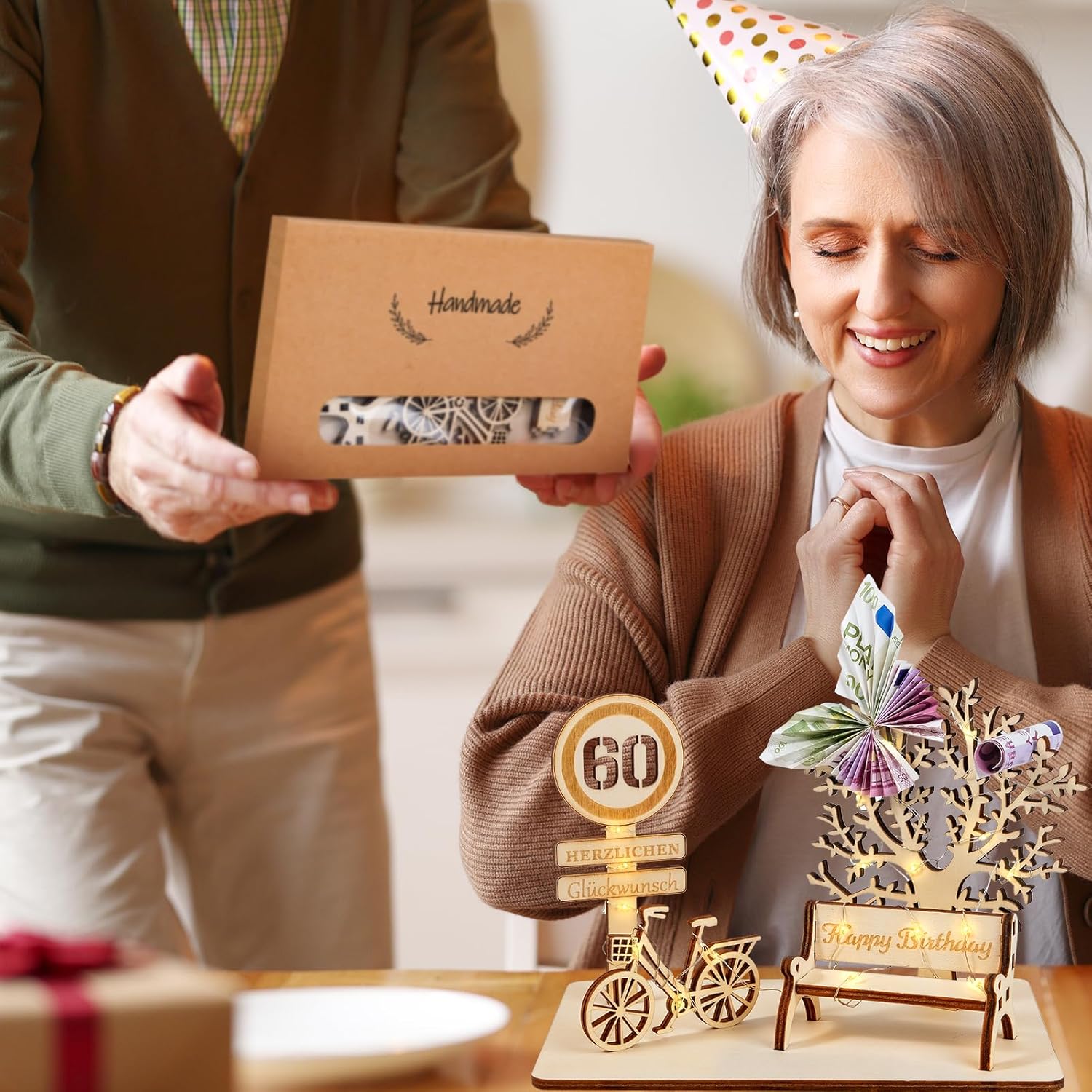 Detalle 2 de I LOVE MOM Geldgeschenk aus Holz – DIY Holz-Schild Geburtstag mit Fahrrad, Bäumen und Zahlen (GYY-60)