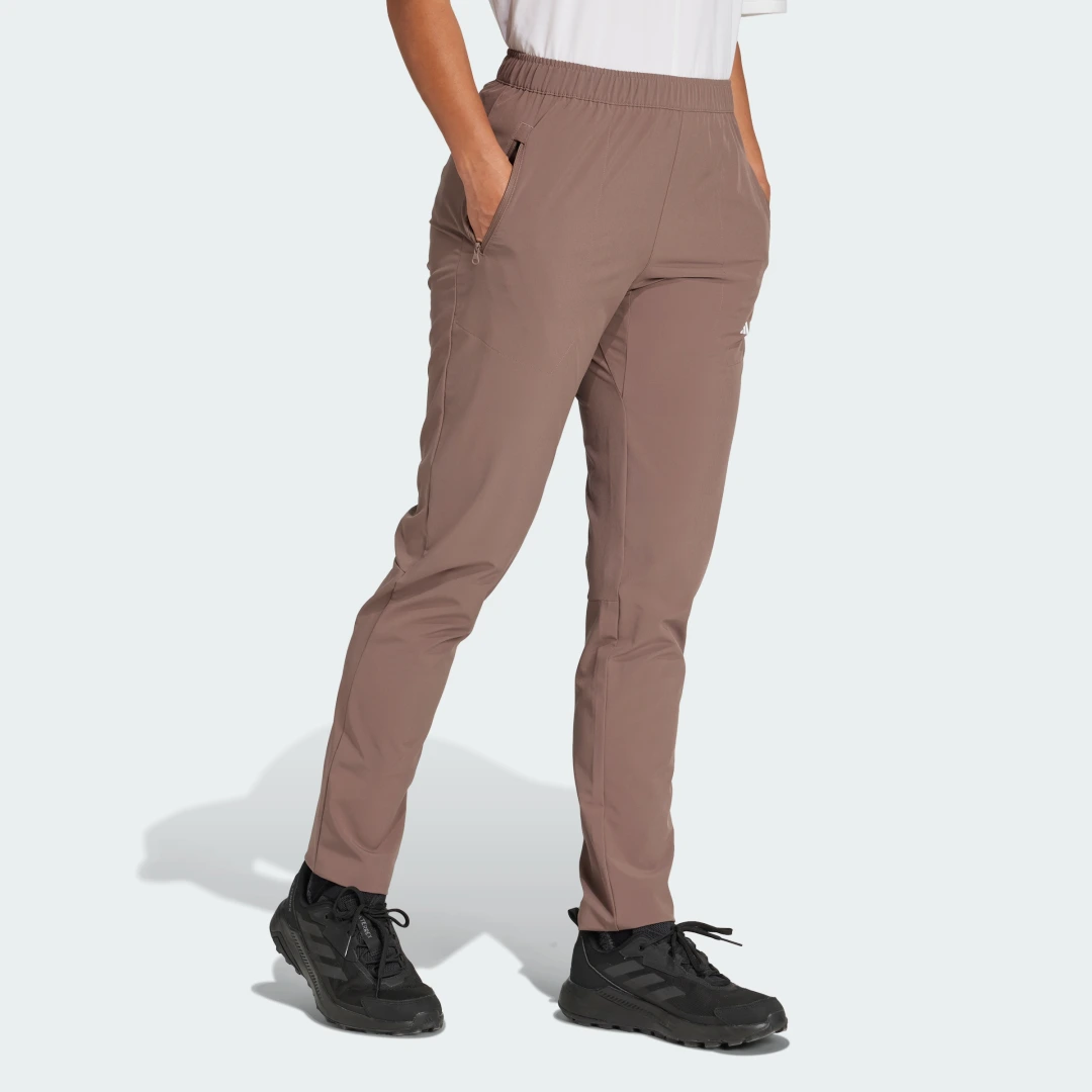 Detalle de Pantalón elástico Multi Essentials de Adidas — comodidad versátil en marrón
